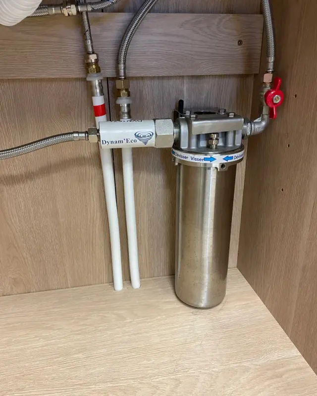 Purificateur Dynam'Eco installé sous un évier