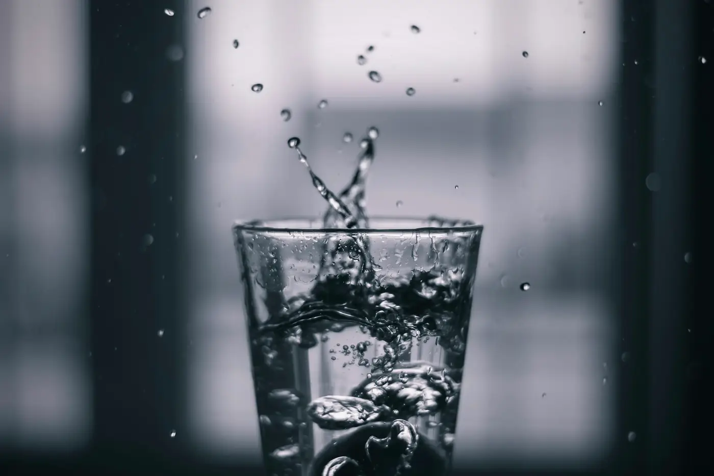 Eau versée dans un verre