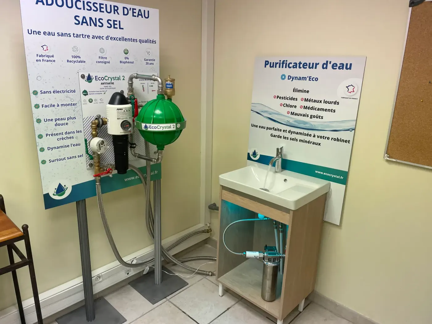 Espace de démonstration ECO-H2O à Domazan, avec un anticalcaire EcoCrystal et un purificateur installés